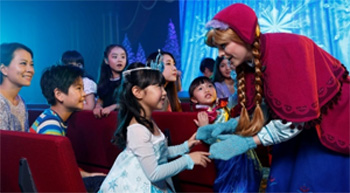 Young Frozen fans at Frozen Live at Disneyland